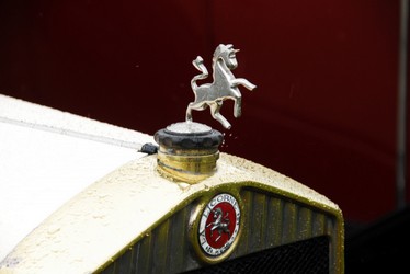 La Licorn Kühlerfigur und Emblem.jpg